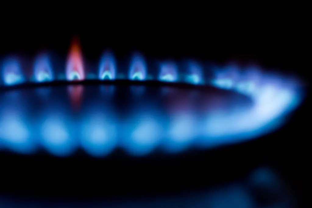 Kombide dengeli yanan mavi doğal gaz alevi